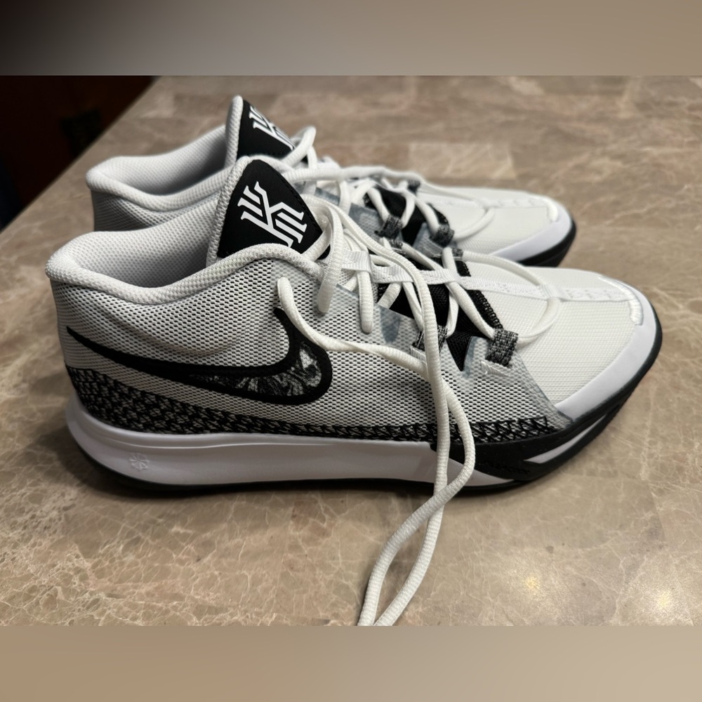 Nike Kyrie Flytrap 6 Basketball Shoes - Picture 4 of 10